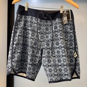 Volcom Hydro Life Mod-Tech Boardshorts Size 28 NWT